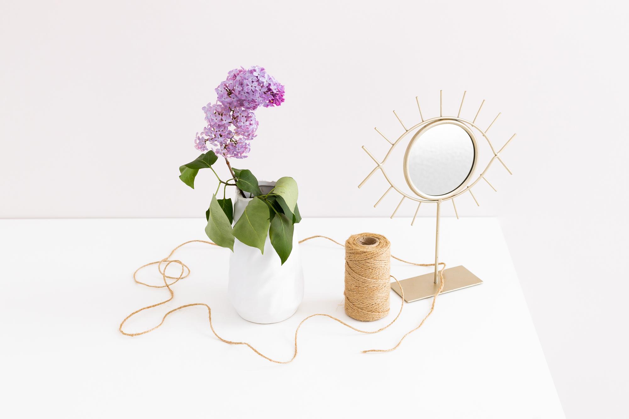 Interno dell'atelier con tavolo e materiale